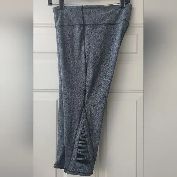 Athleta Women's Space Dye Chaturanga Capri Legging Criss Cross Gray Size L - Picture 4 of 9